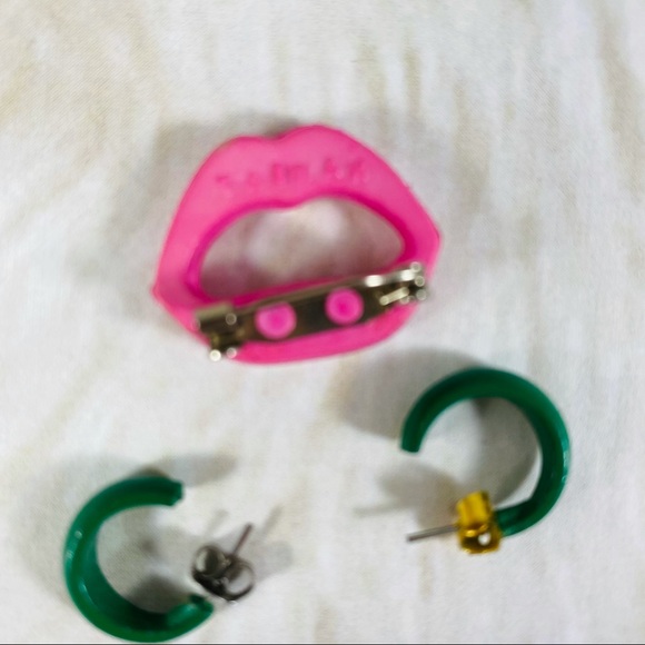 Little vintage pink lips pin and green lucite earrings lot - Picture 2 of 5